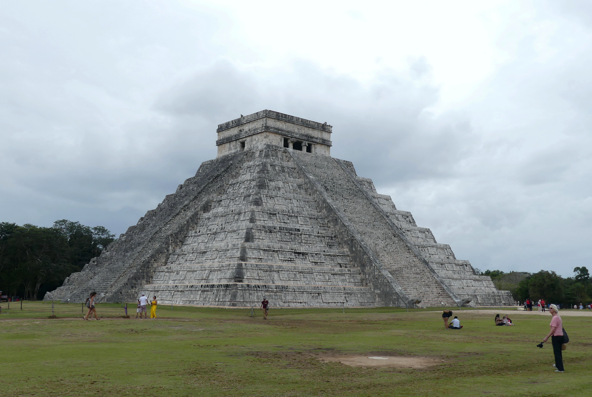 chichen-itza-el-castillo-2.jpg