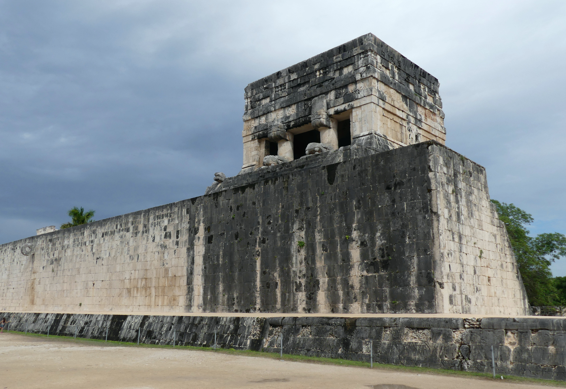 chichen-itza-great-ballcourt.jpg